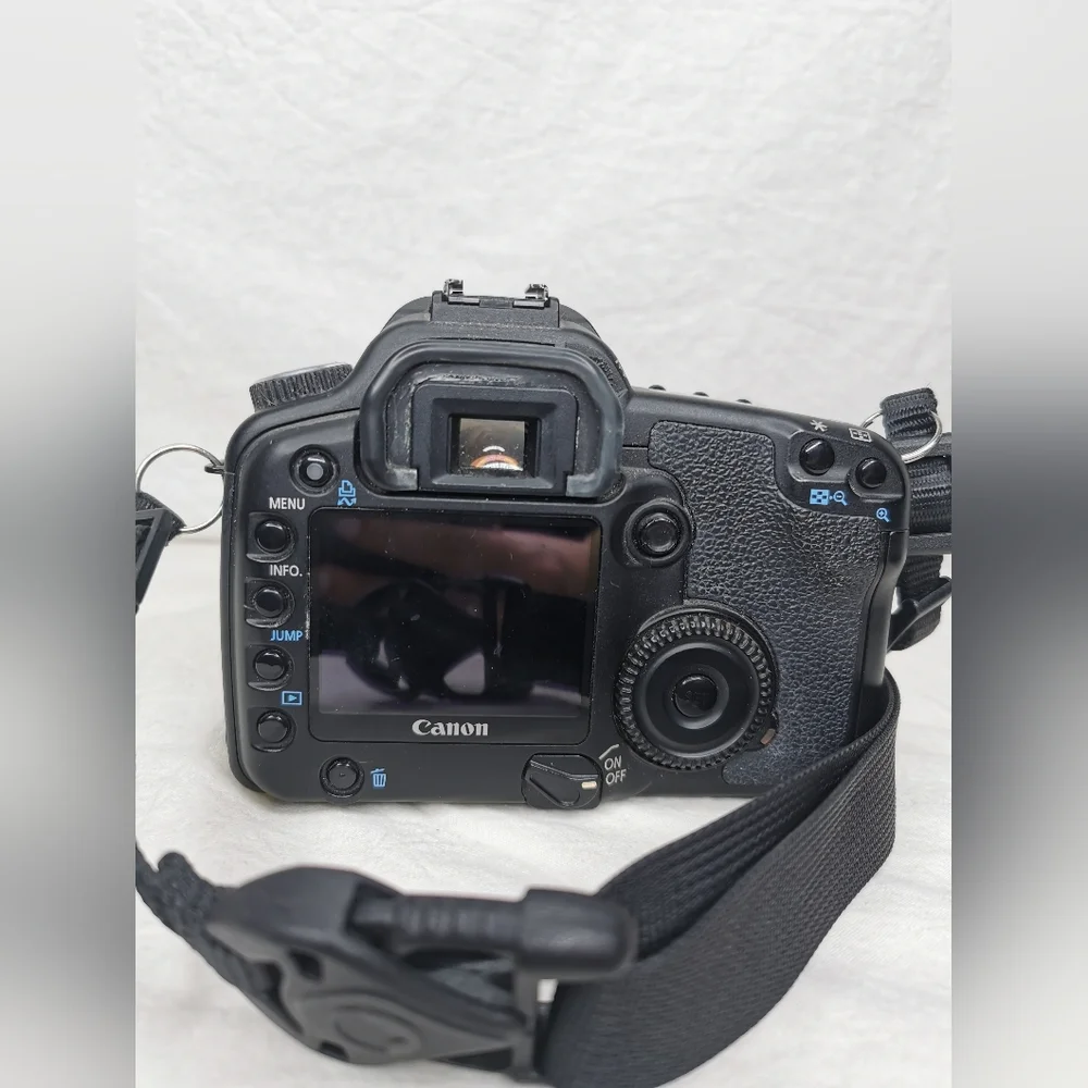 Canon EOS 30D digital SLR camera w/ case & cleaning tool